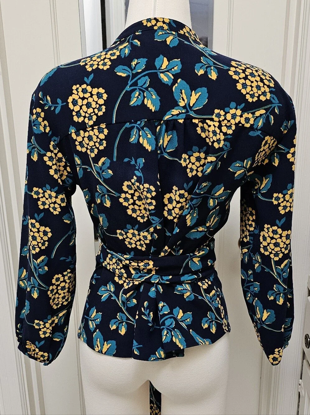 J. Crew Navy & Gold Floral Drape Crepe Wrap‎ Blouse Size Small #K0747